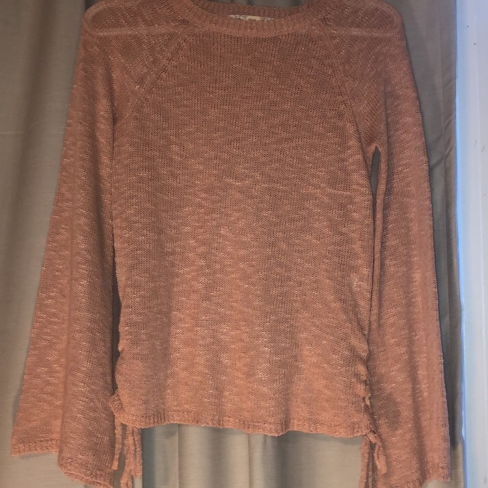 Long sleeve sweater.